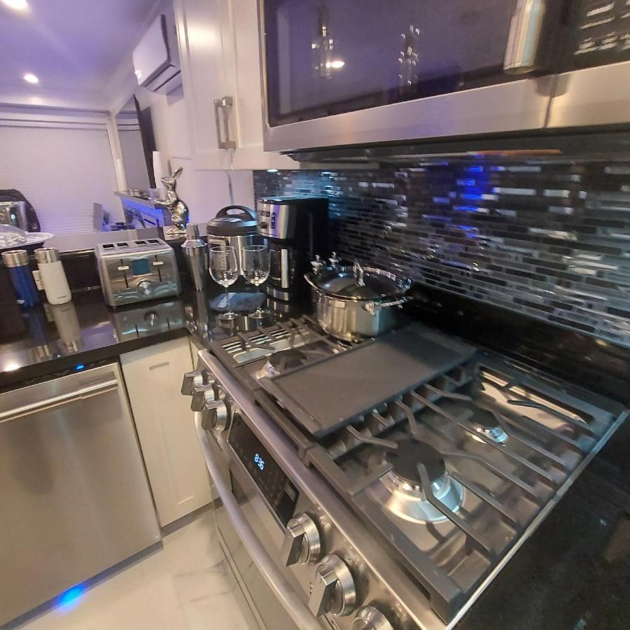 Beautiful Bright 3 Bed Townhouse Apartment Ванкувър Екстериор снимка